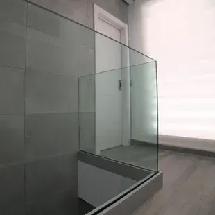 Instalación de barandal de vidrio